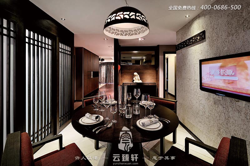 黑色中式隔斷的運用在餐廳里,則是活躍的"精靈”,讓中式的韻味—定程度上得到了提升